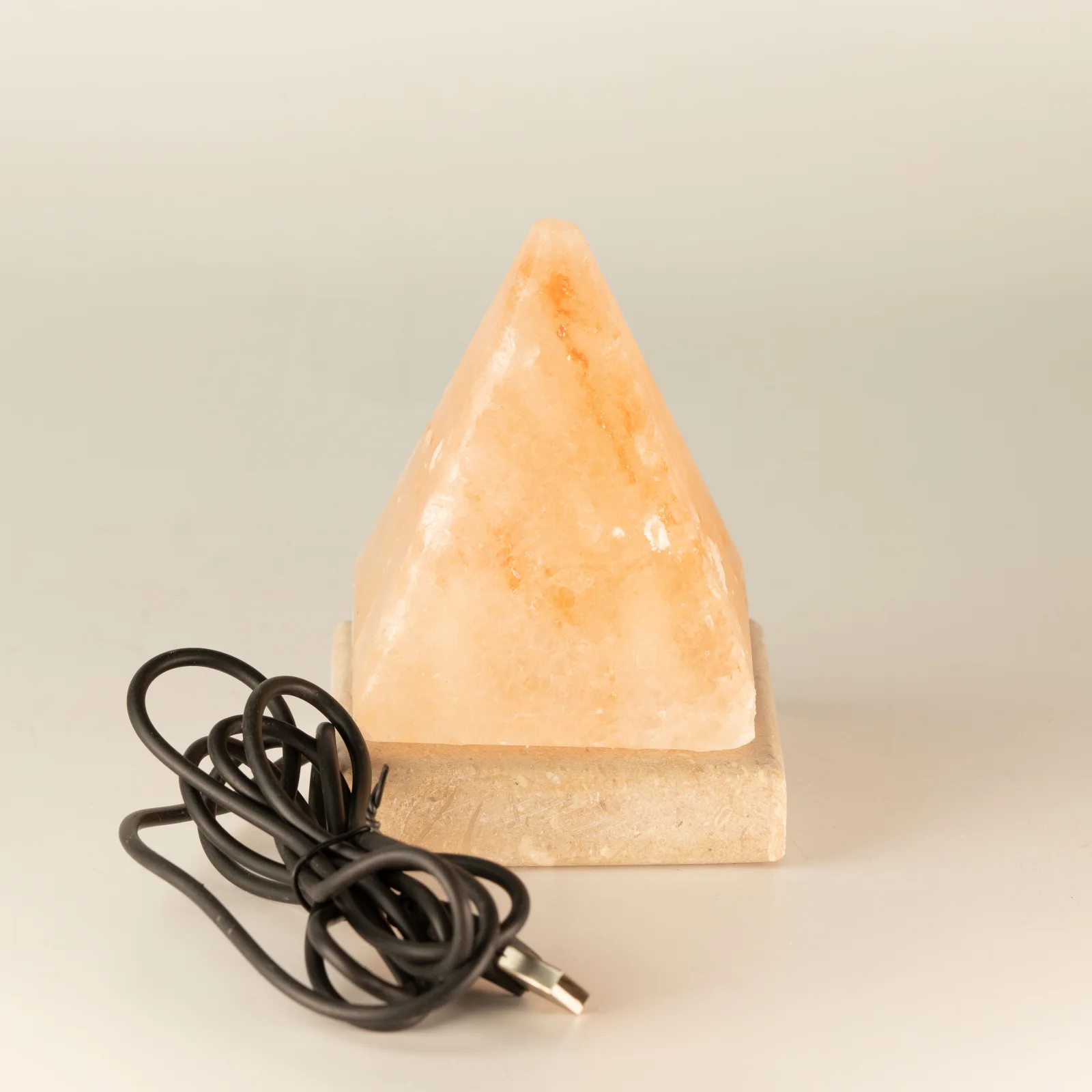 Soľná lampa Pyramída USB, 9 cm – biele svetlo – fotka 5