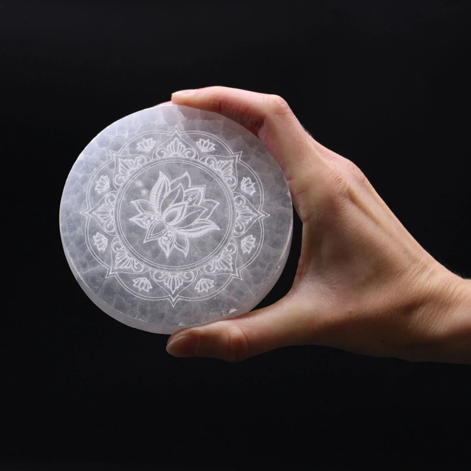 Stredná selenitová platňa 10 cm – lotosová mandala – fotka 1