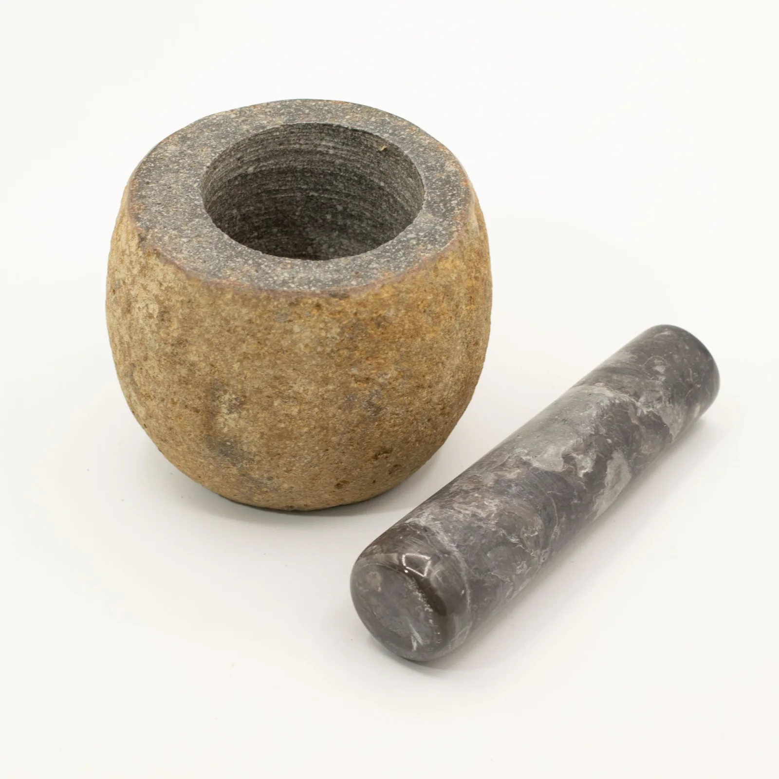 Dekoratívny mažiar s tĺkom z riečneho kameňa – malý, cca 9 × 7 cm – fotka 2