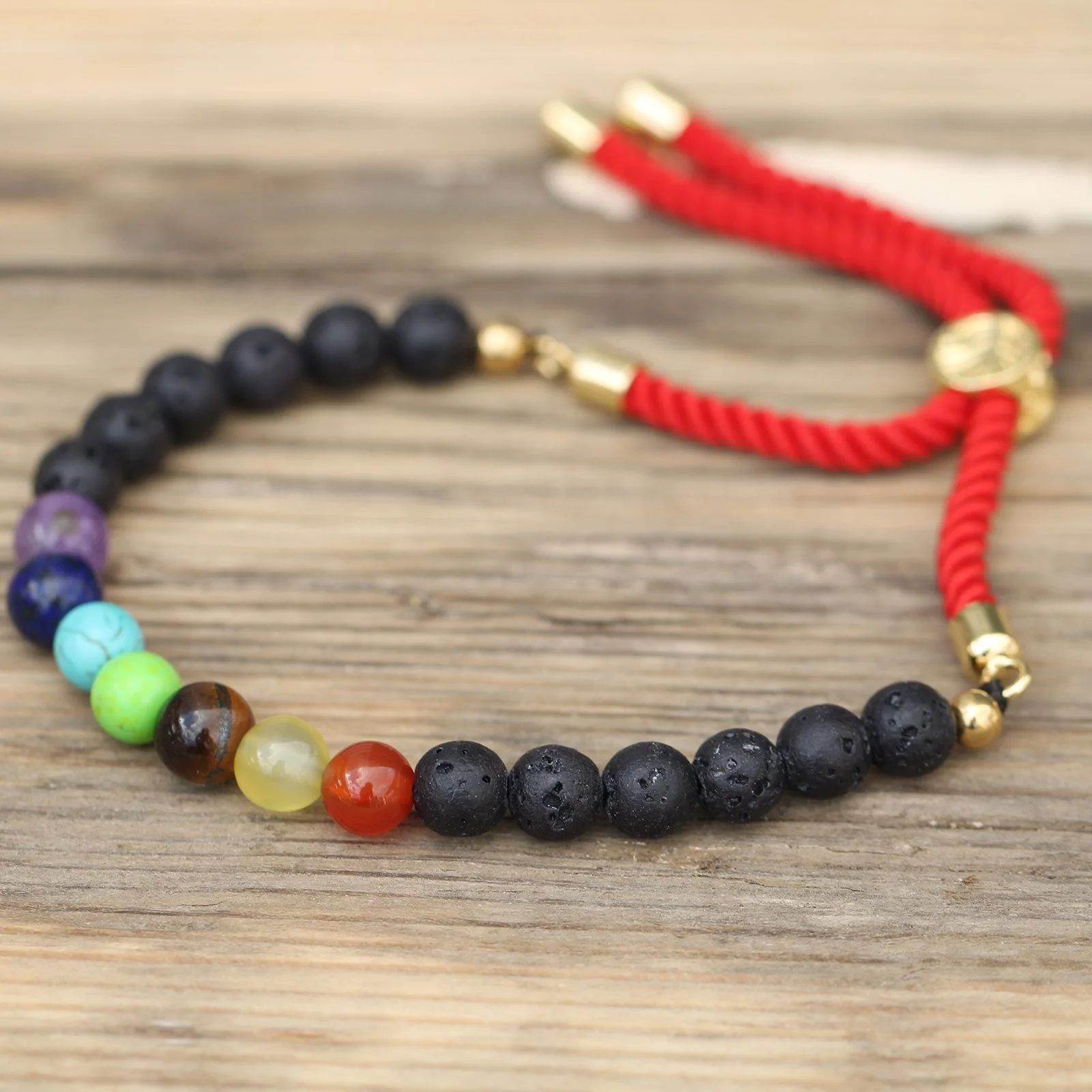Šnúrkový náramok – lávový kameň Chakra, šnúrka Royal, pozlátený – fotka 2