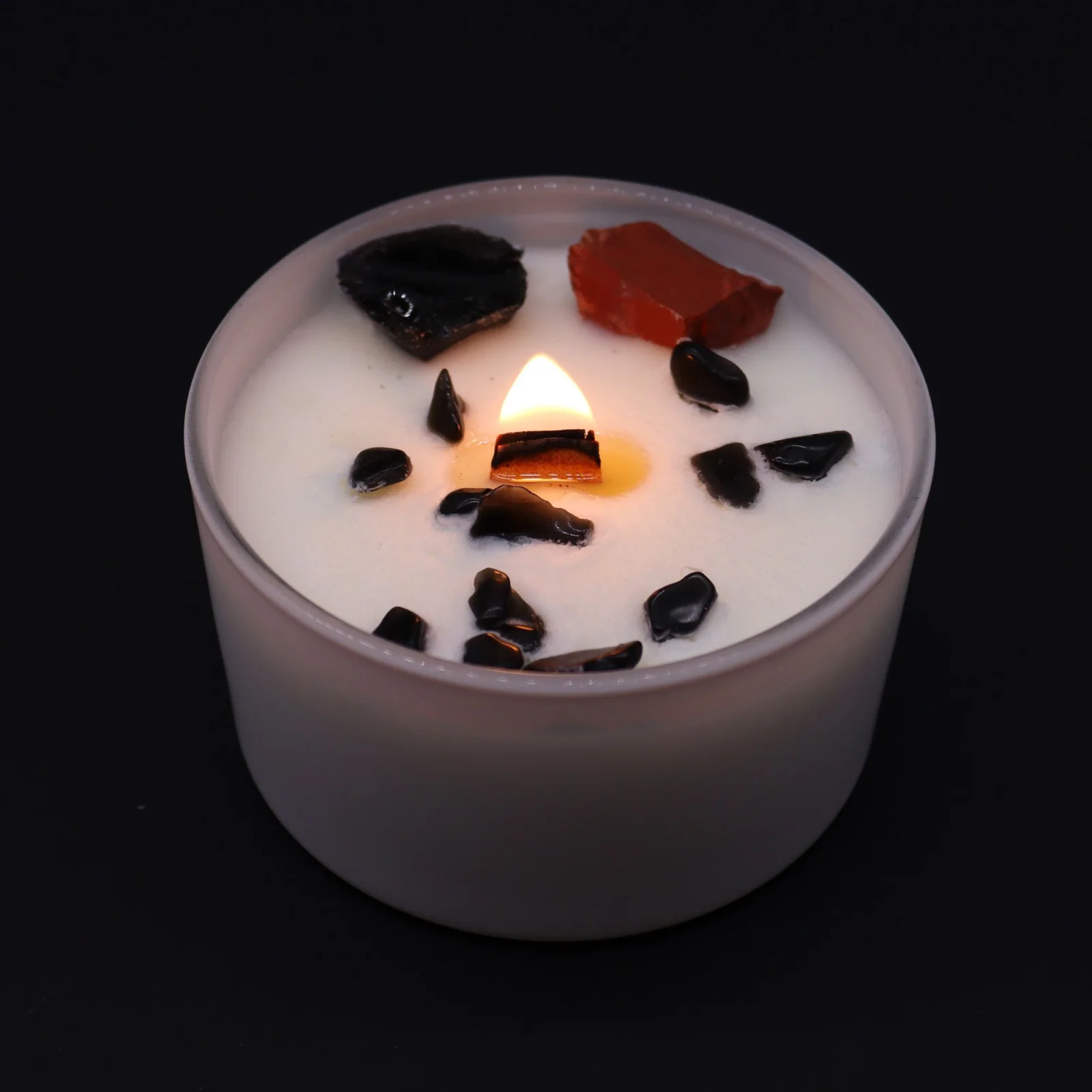 Sójová sviečka s kryštálmi Root Chakra – black oud, 17 hodín – fotka 4