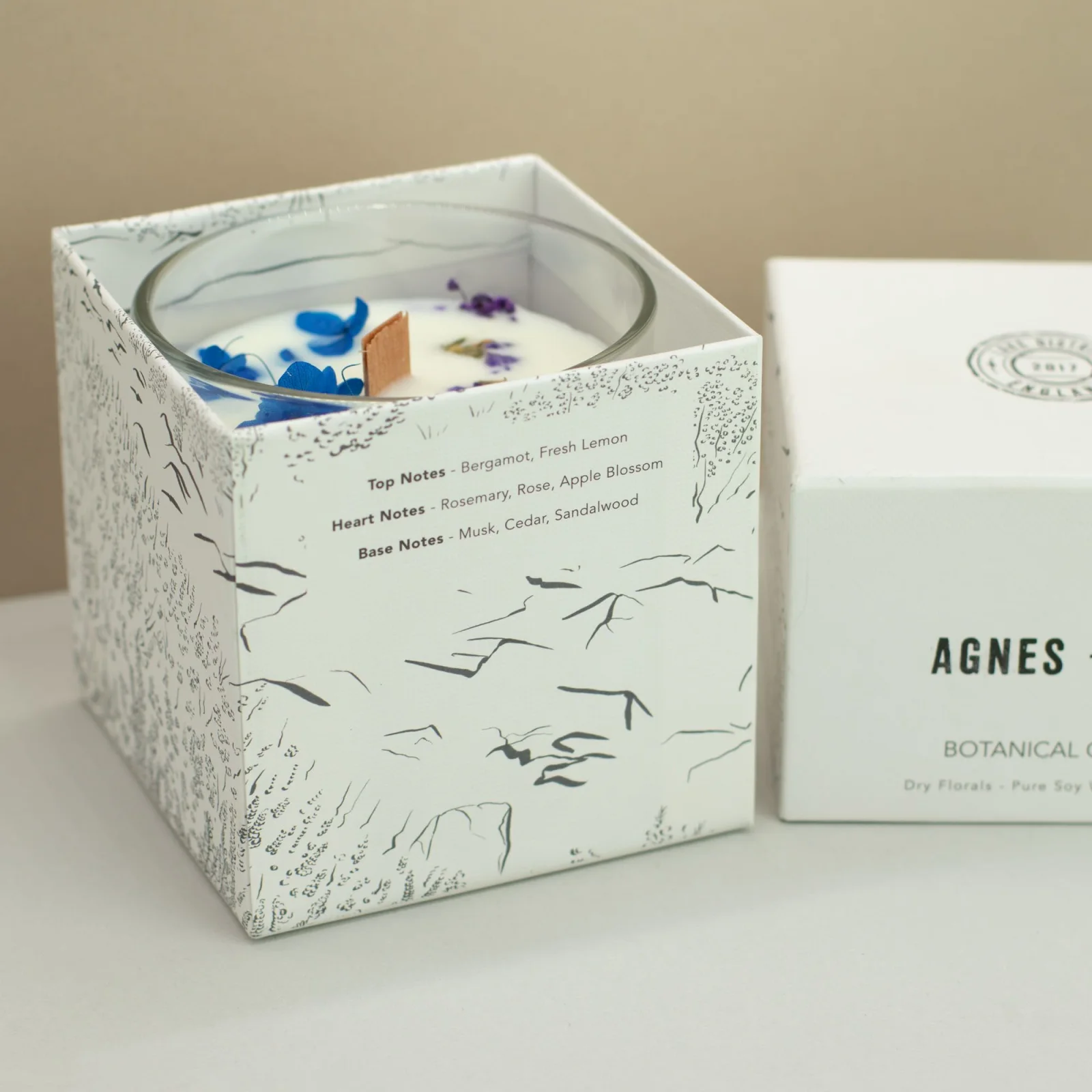 Sójová sviečka s kvetmi Agnes + Cat Moorland – bergamot a rozmarín – fotka 2