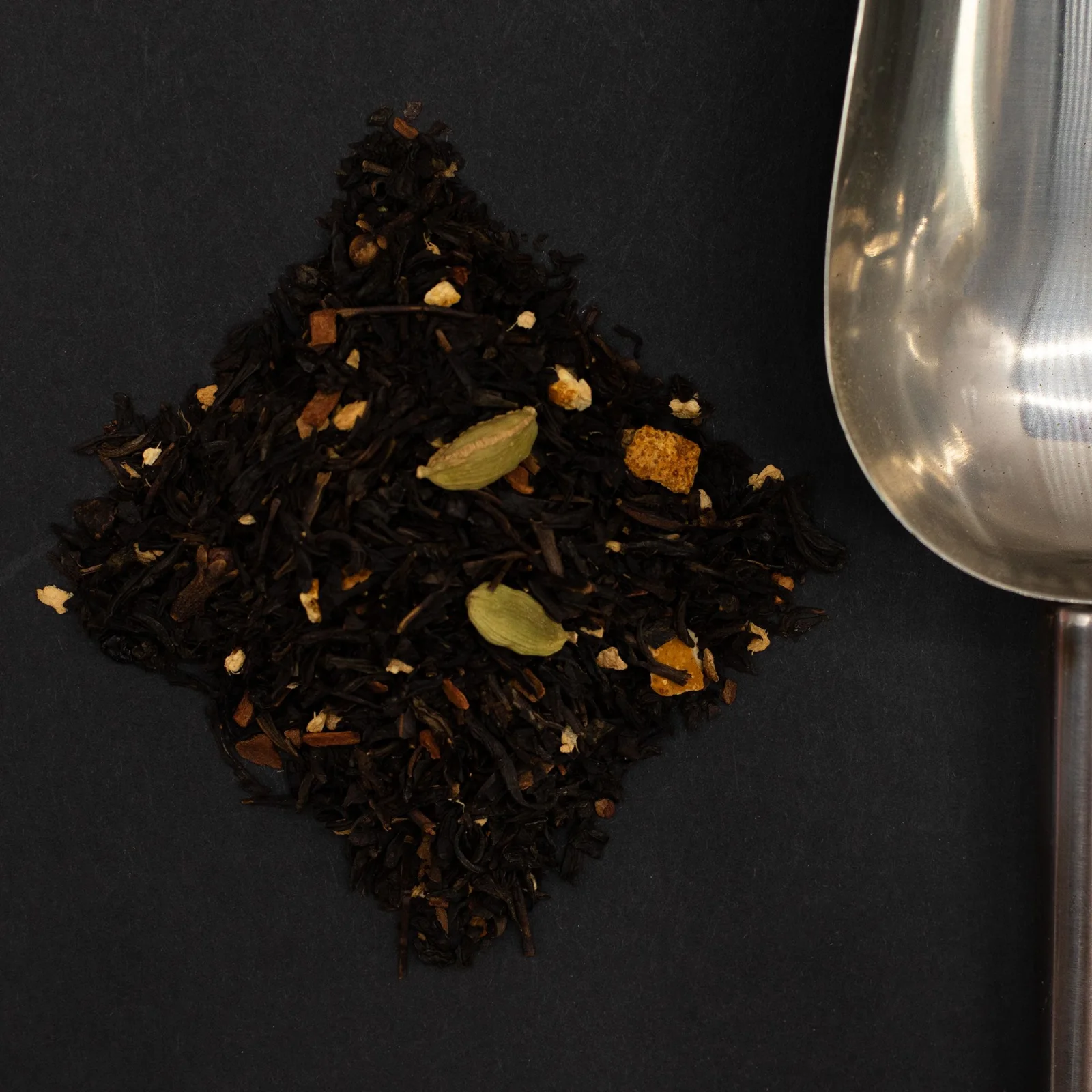 Čierny čaj Black Magic Blend – škorica a zázvor, 50 g, plechovka – fotka 7