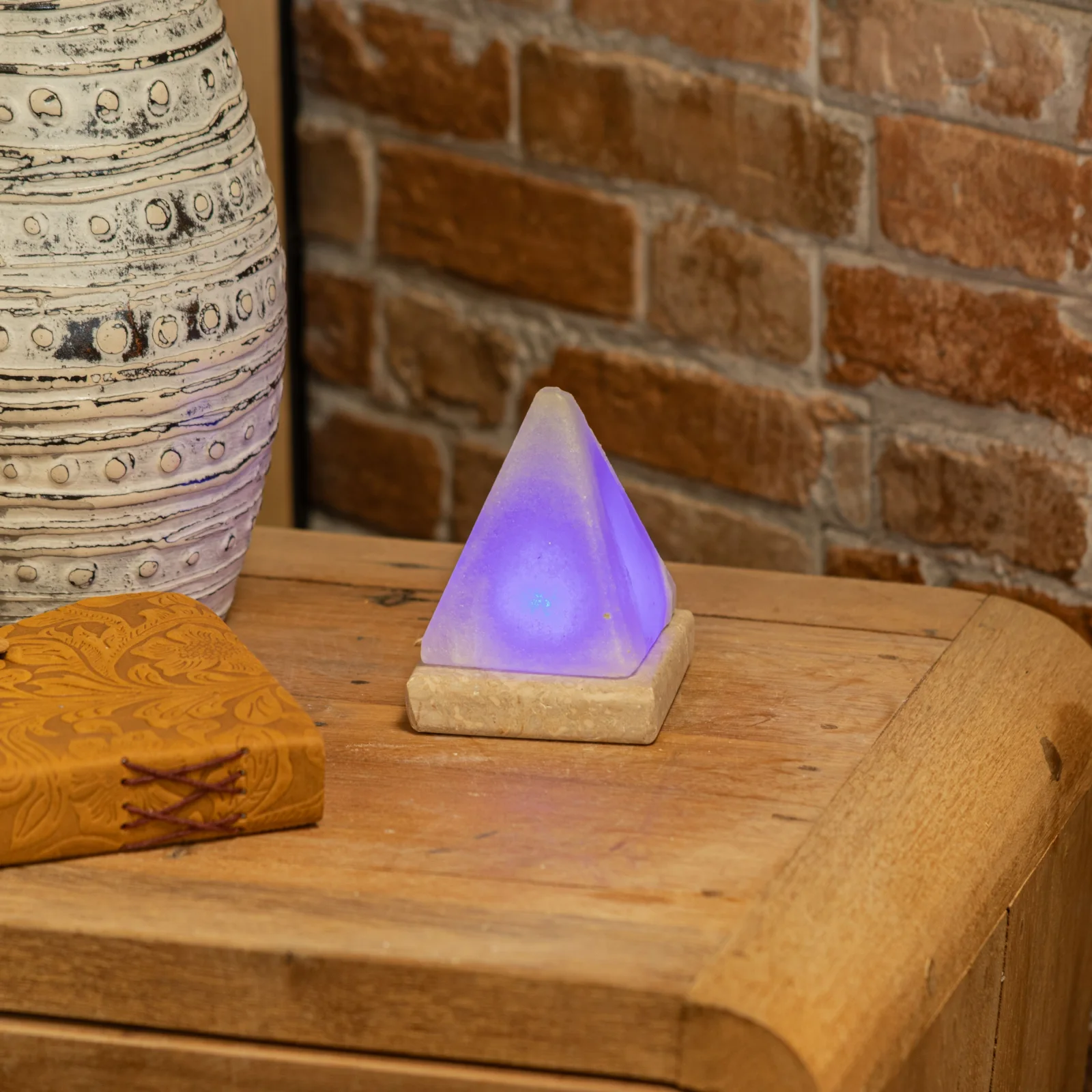 Soľná lampa Pyramída USB, 9 cm – biele svetlo – fotka 3